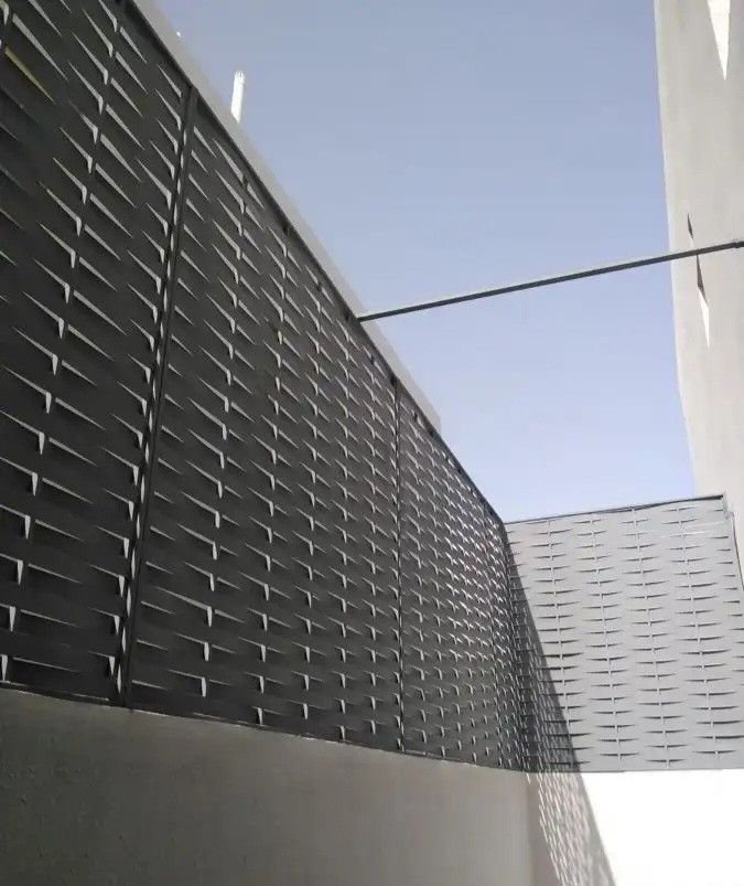 سواتر تجمع الجمال والمتانة بالطائف